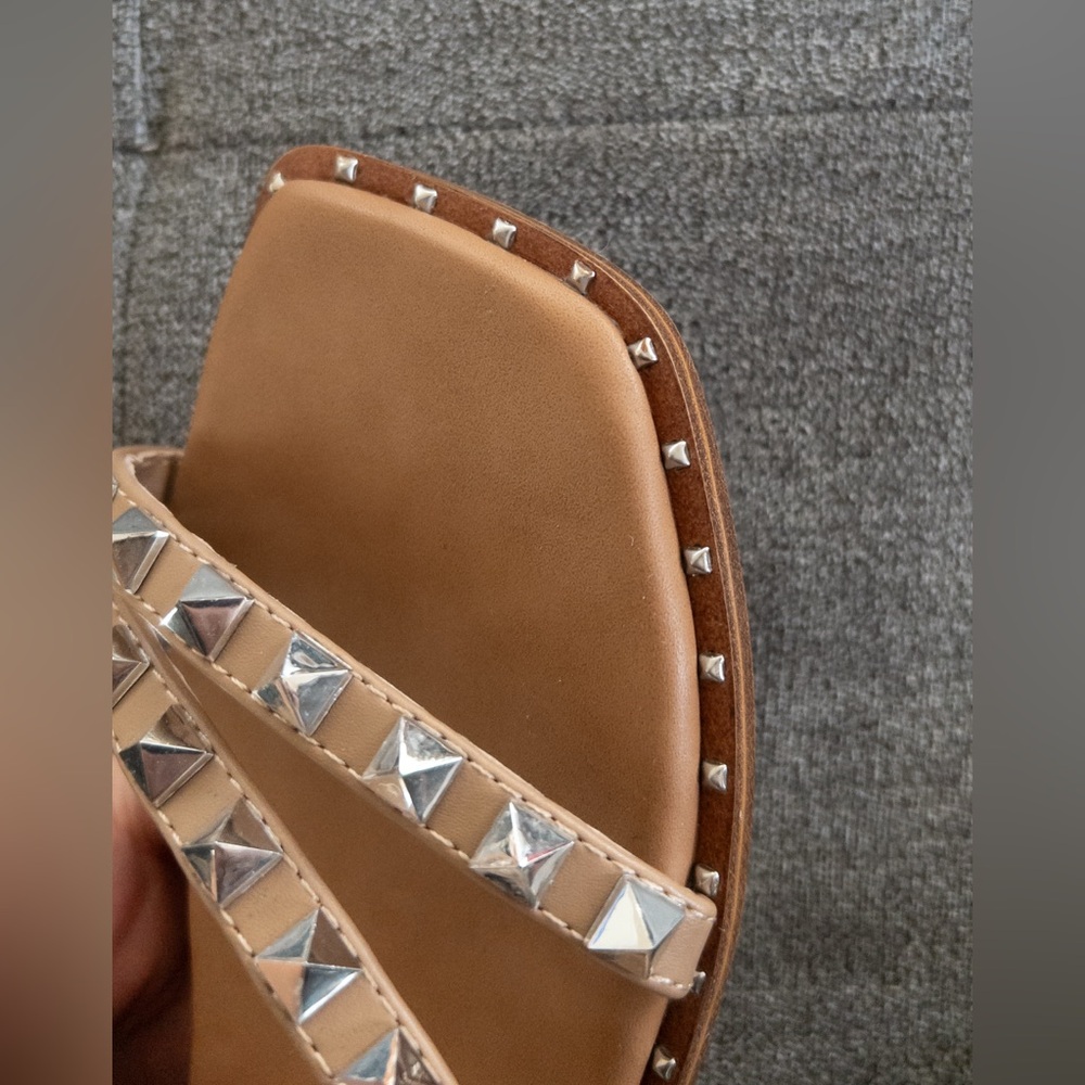 NWOT Steve Madden Skyler Studded Strappy Flat Sandal Tan Silver Size 8 - Picture 11 of 12